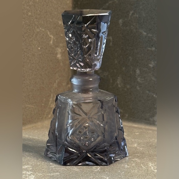 Beautiful Vintage Cut Glass Greyish Lavender Glass Perfume Bottle - Picture 4 of 6